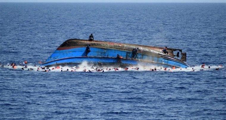 Ao largo da Grécia. Pelo menos cinco migrantes morreram em naufrágio