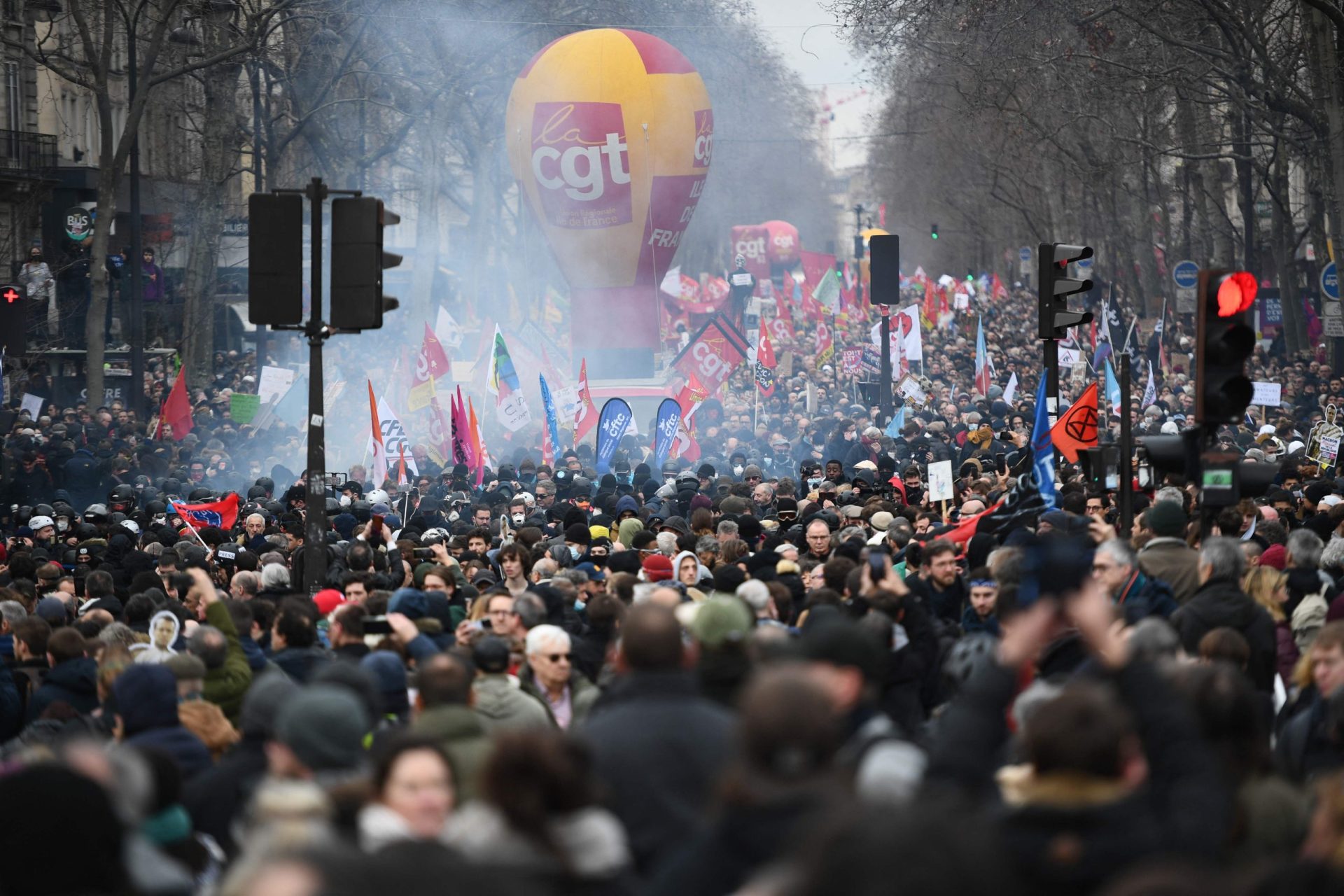 França. Um milhão de pessoas saiu às ruas para se manifestar contra a reforma das pensões