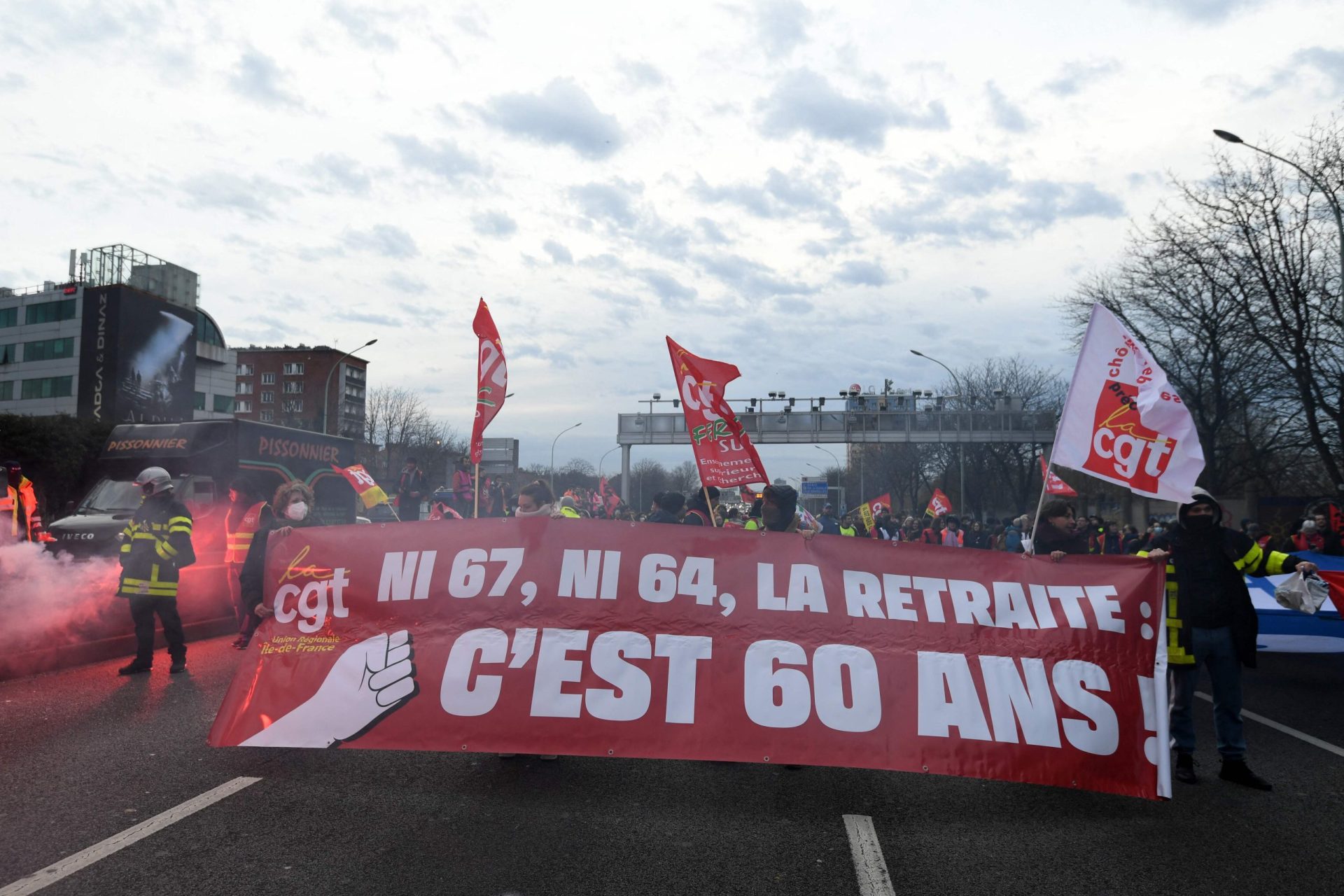 França. Centenas manifestam-se contra reforma do sistema de pensões