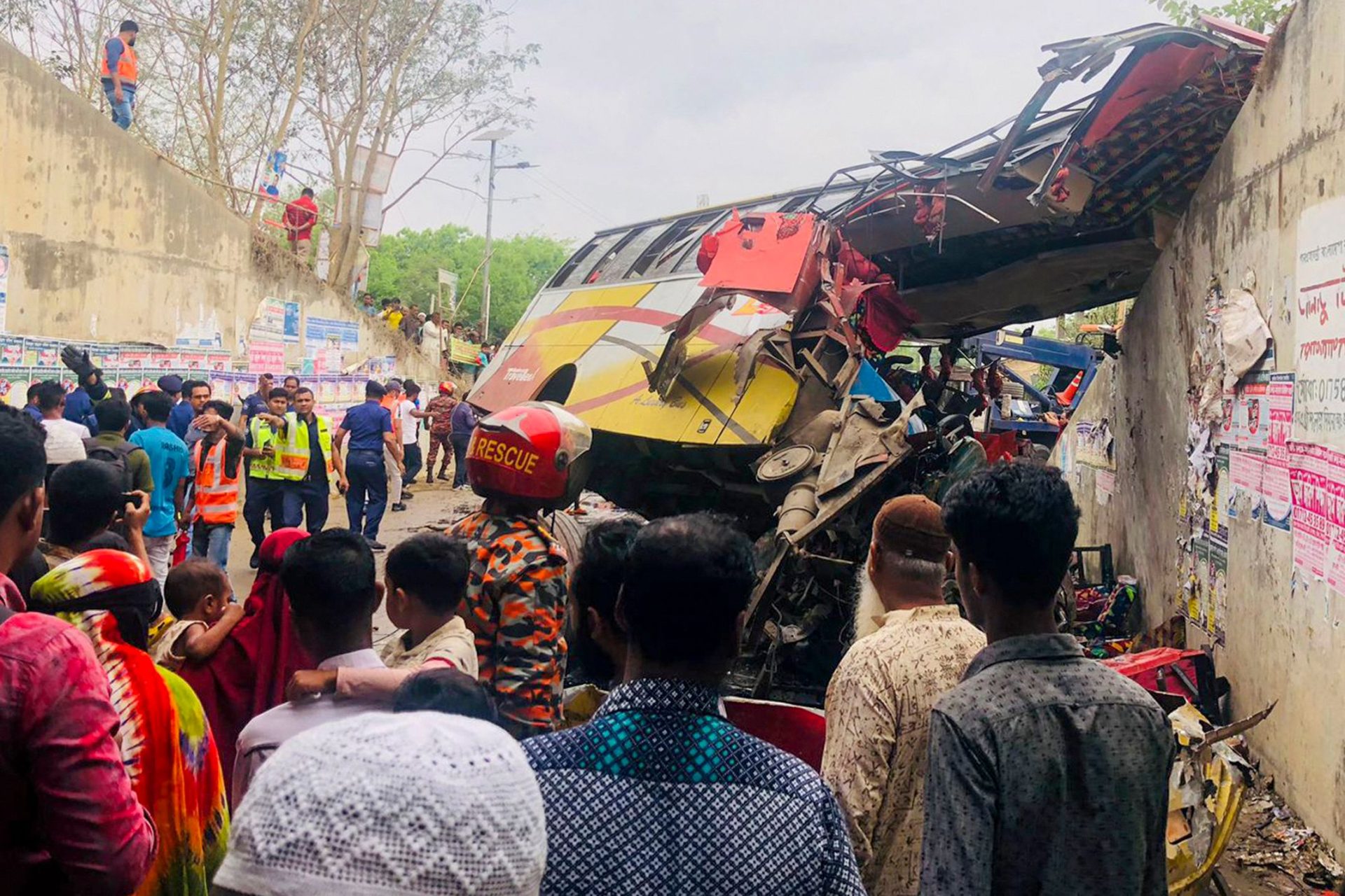 Pelo menos 16 pessoas morreram em acidente de autocarro no Bangladesh