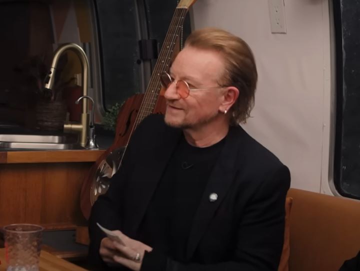 Bono faz pedido de desculpa sarcástico em entrevista