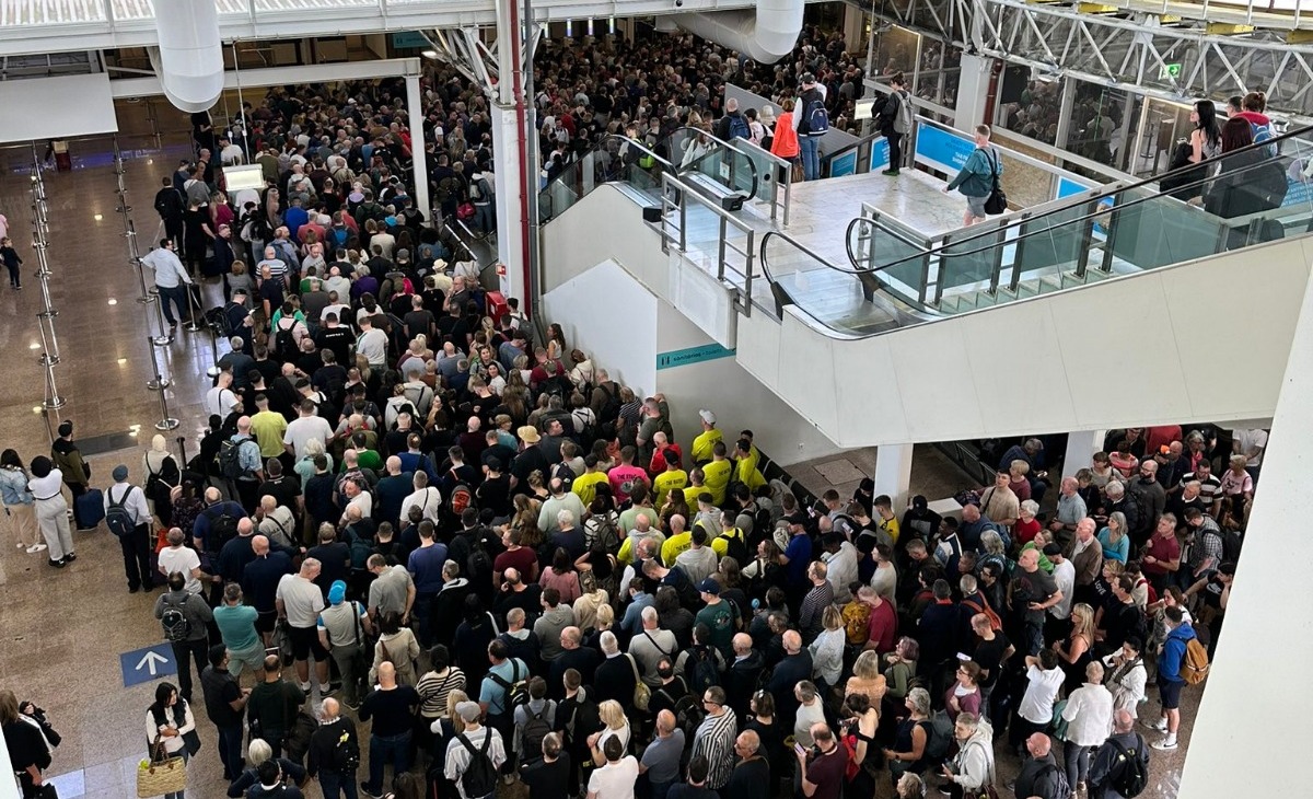 Filas de quatro horas no Aeroporto de Faro fazem passageiros desmaiar