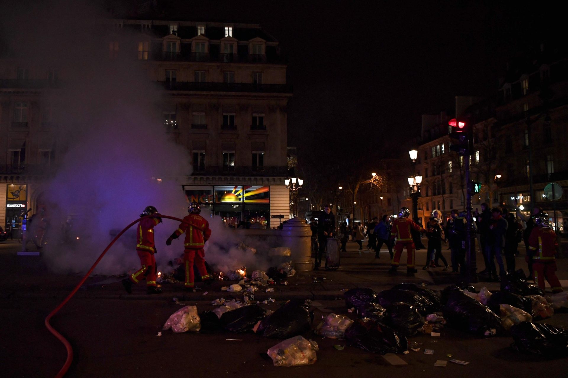 França. Cerca de 300 detidos nos protestos contra a reforma das pensões