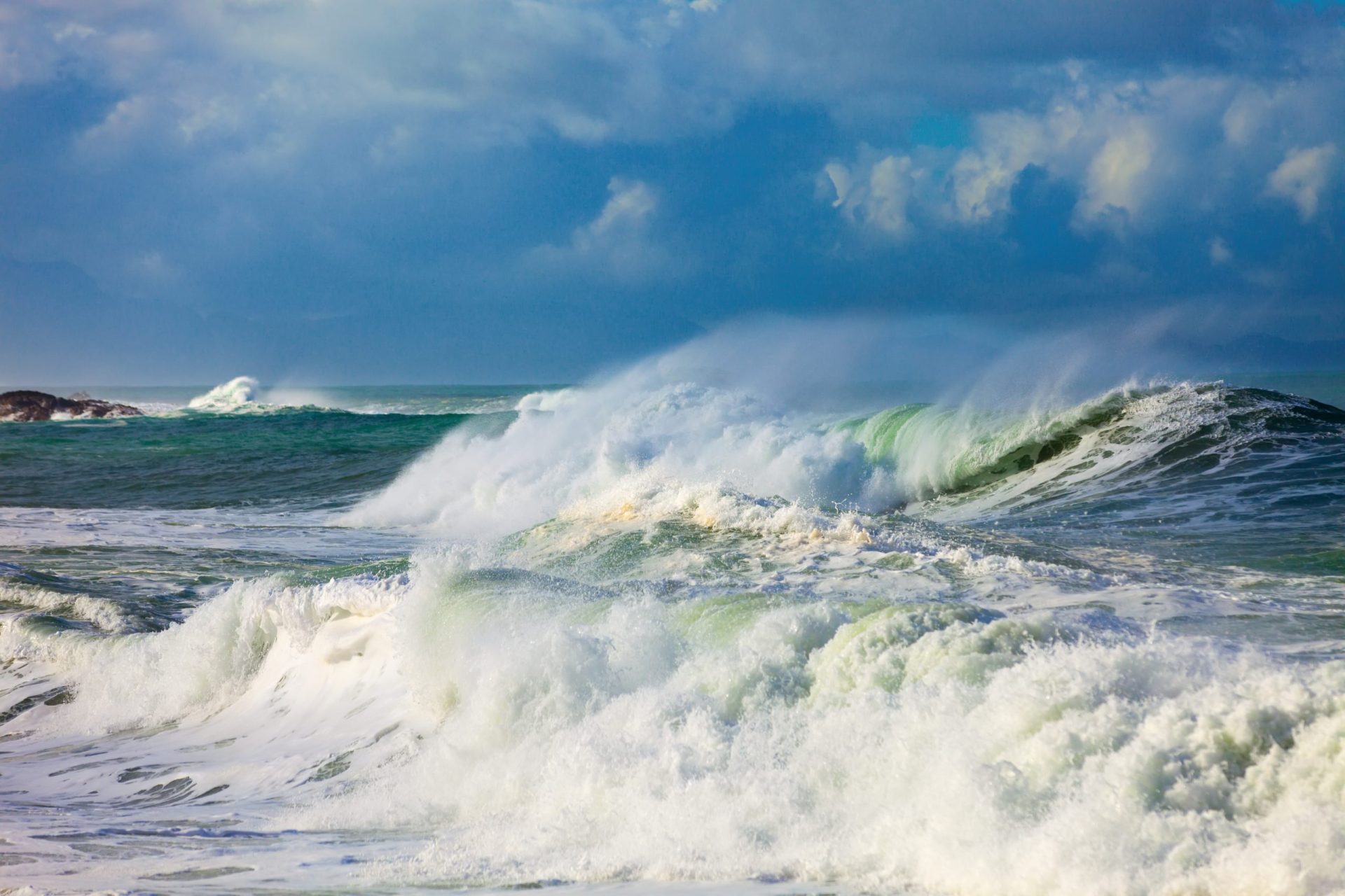 Guincho. Dificuldade no mar de dois surfistas mobiliza 18 operacionais