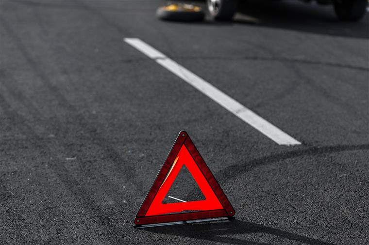 Mafra. Acidente faz quatro feridos e deixa a estrada cortada