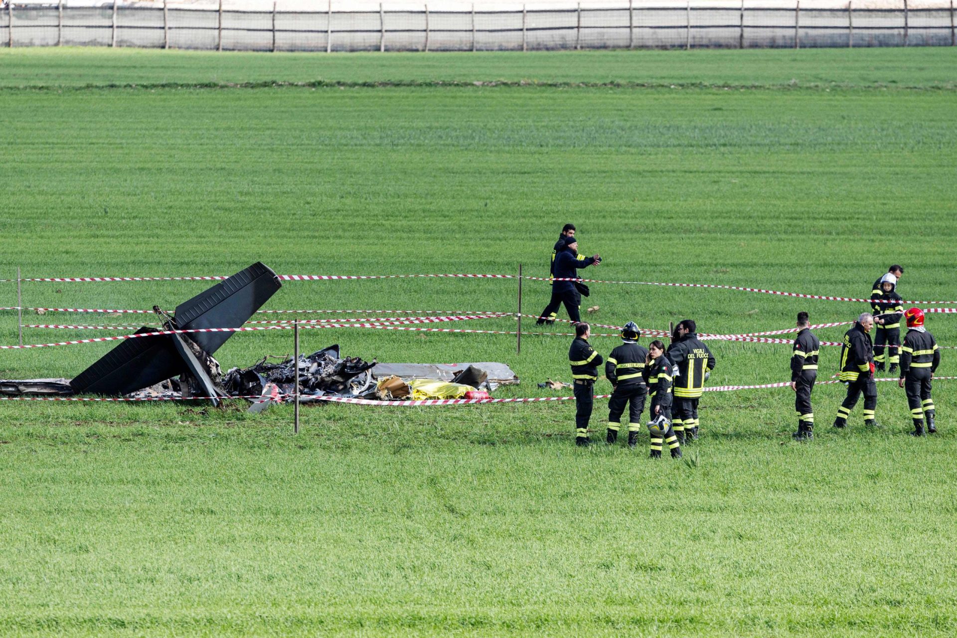 Dois pilotos da força aérea italiana após colidirem no ar