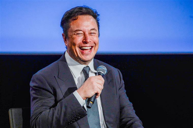 Twitter. Musk goza com ex-funcionário do Twitter que terá sido despedido sem ter sido avisado