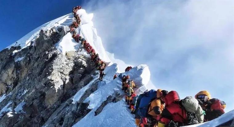 Evereste. Alpinista resgatado com vida depois de ter desaparecido durante três dias