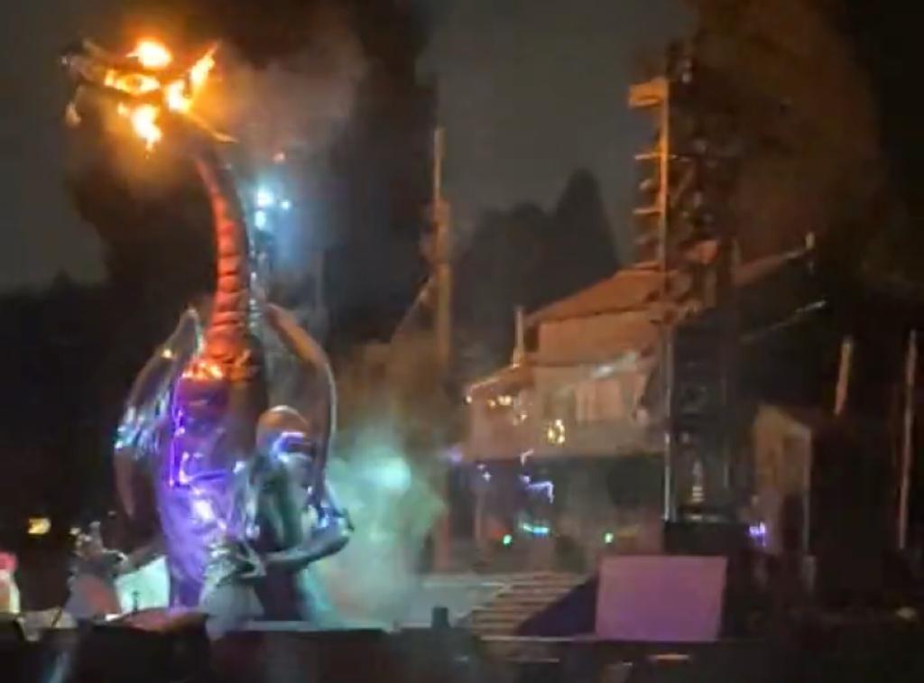 Dragão com 14 metros pega fogo na Disneyland da Califórnia | VÍDEO