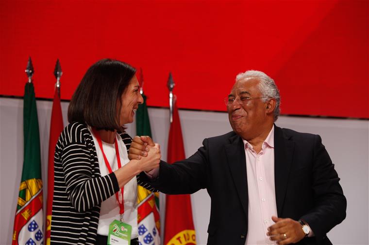 Manifestantes interpelam Ana Catarina Mendes à entrada de festa do PS