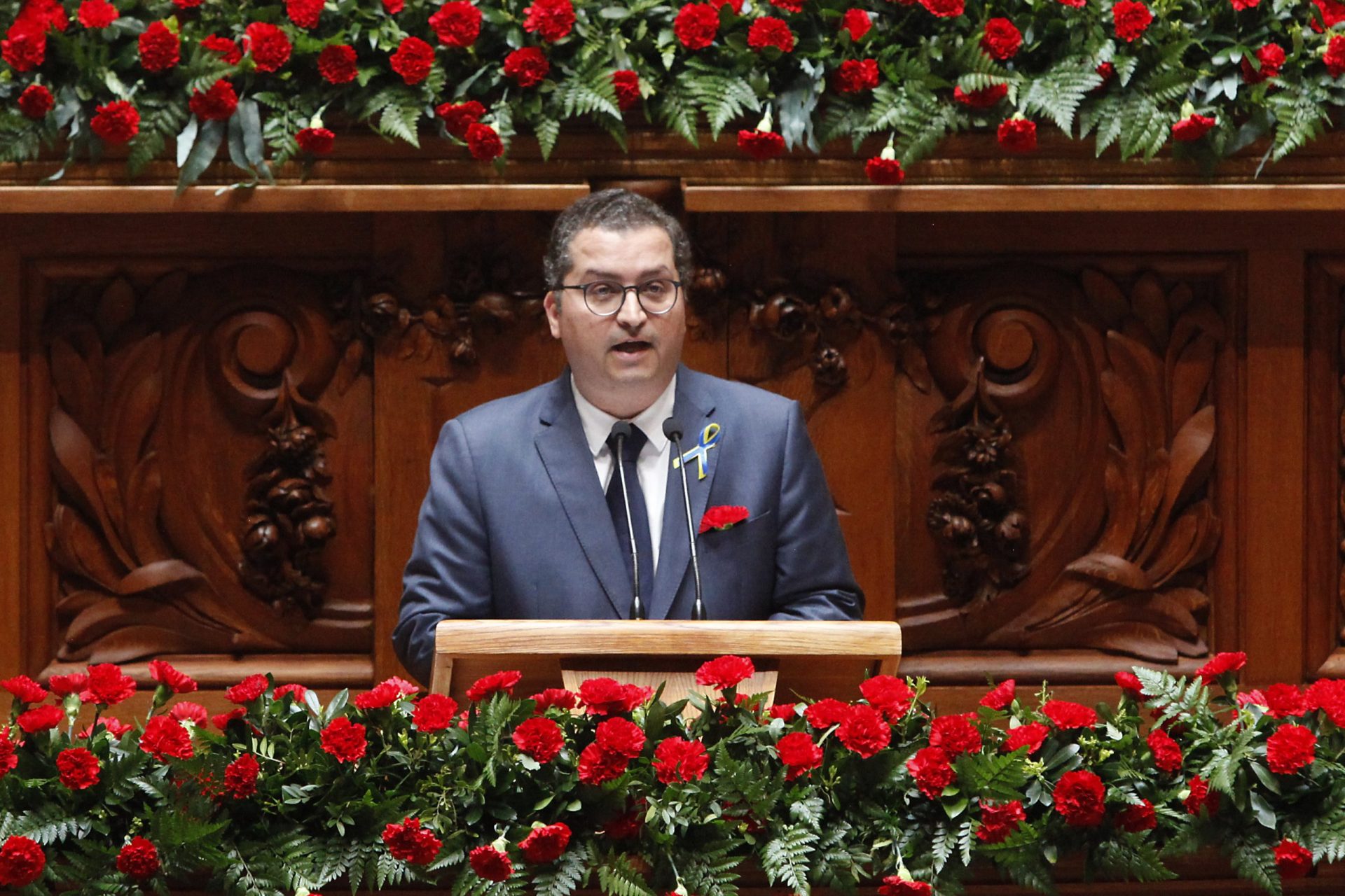 Alertas para ‘bafio fascista’ no ar e dedo na ferida das polémicas do Governo, os dois tons dos discursos dos partidos