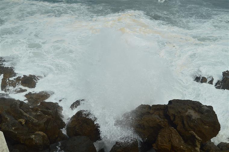 Funchal. Prolongado aviso de agitação marítima até quarta-feira