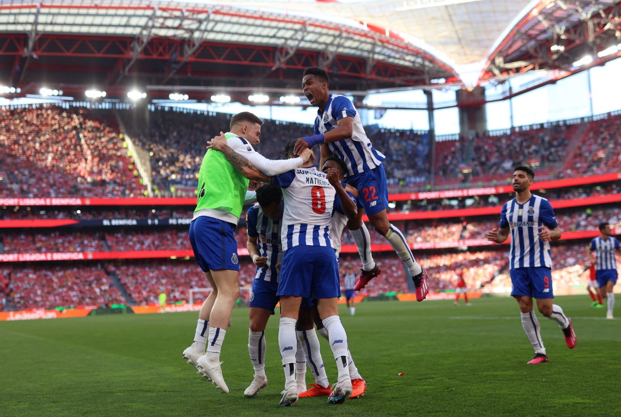 FC Porto vence Benfica na Luz