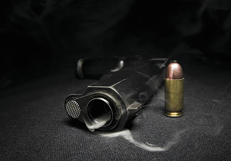 Porto. Homem tenta matar irmão com três tiros em tabacaria