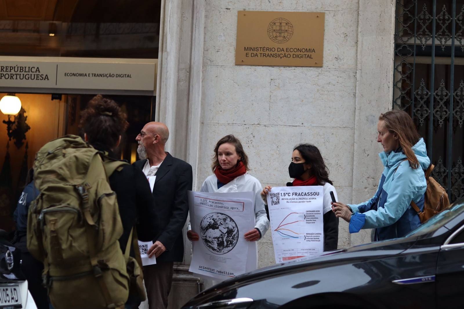 Ministério do Ambiente: cientistas trancam porta principal em forma de protesto