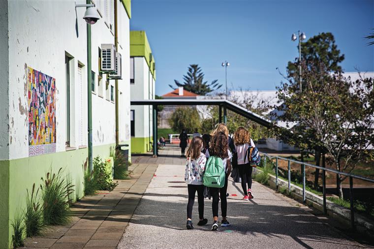 Escolas: petição quer o fim dos telemóveis nos recreios