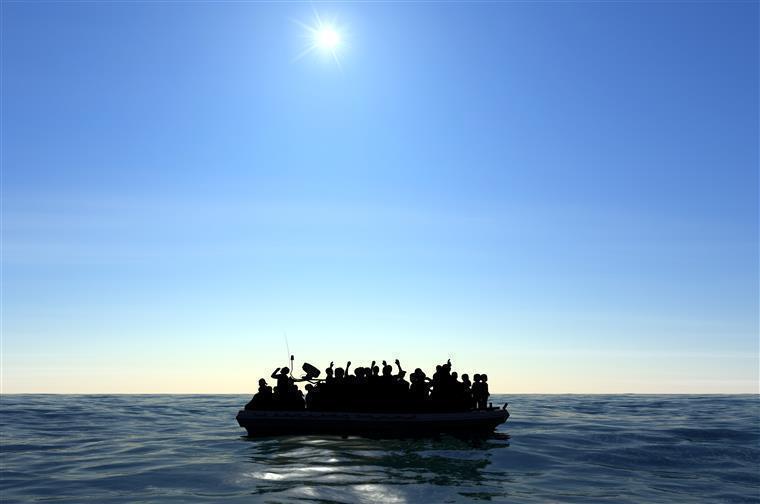 UE. Entradas ilegais de migrantes pelo Mediterrâneo Central aumentam 300%