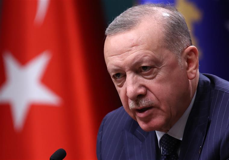 Turquia: Erdogan perde maioria absoluta