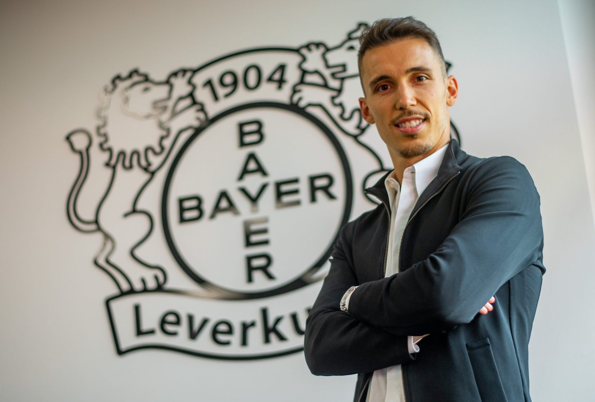 Oficial: Grimaldo assina pelo Bayer Leverkusen