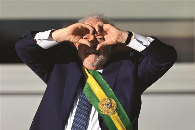 Lula. Flávio Bolsonaro multado de novo por espalhar mentiras