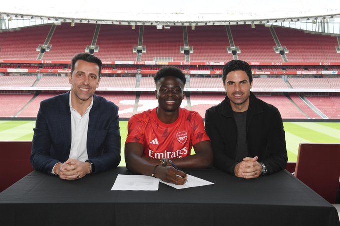 Bukayo Saka renova com o Arsenal e torna-se no mais bem pago do plantel