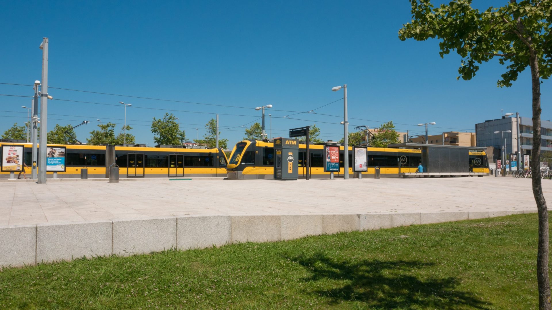 Póvoa de Varzim. Mãe e bebé feridos após carro ser abalroado pelo metro