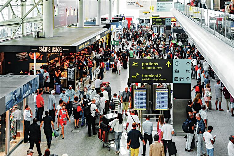 Estrangeiro apanhado com cinco litros de droga na bagagem no aeroporto de Lisboa