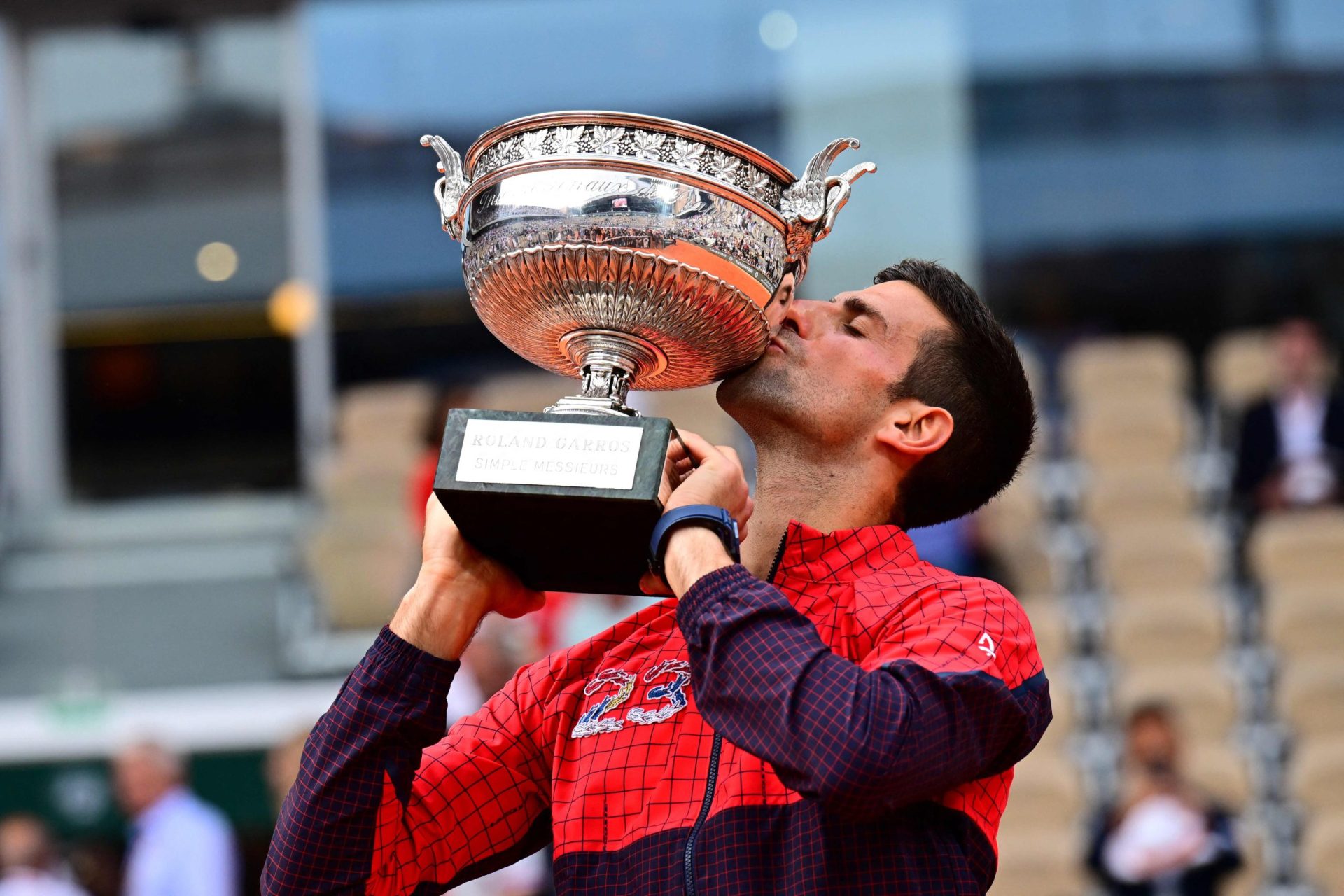 Djokovic vence Roland Garros e bate recorde