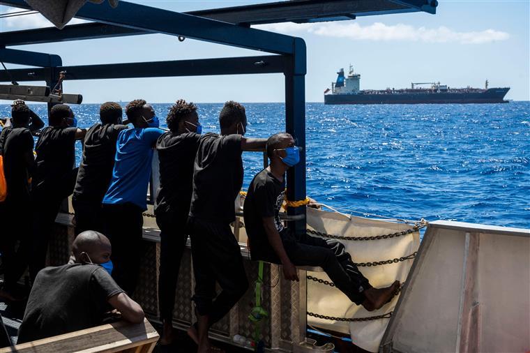 Resgatadas mais de 120 pessoas de duas embarcações ao largo da Grande Canária