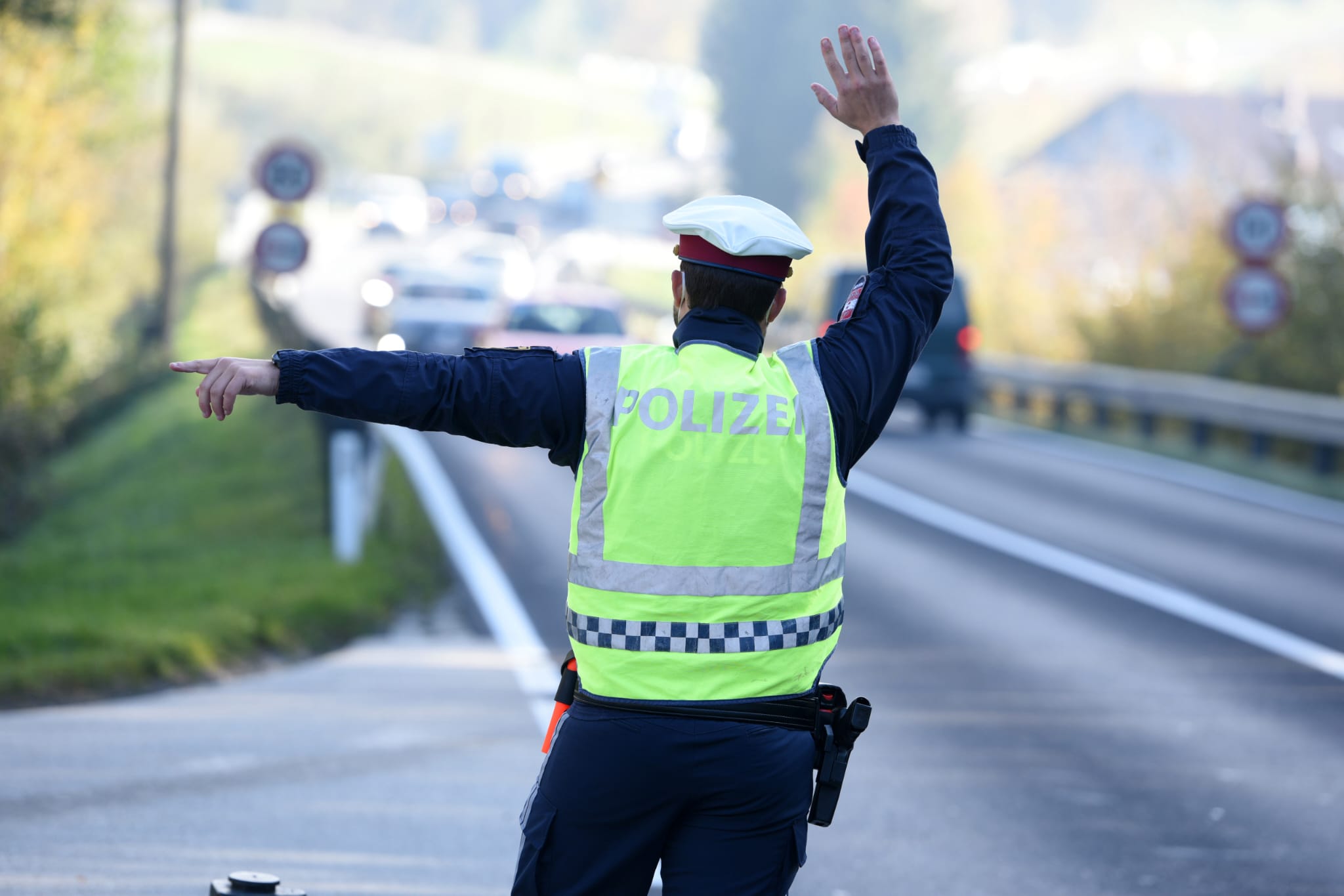 Autoridades austríacas intercetam camião com 24 imigrantes