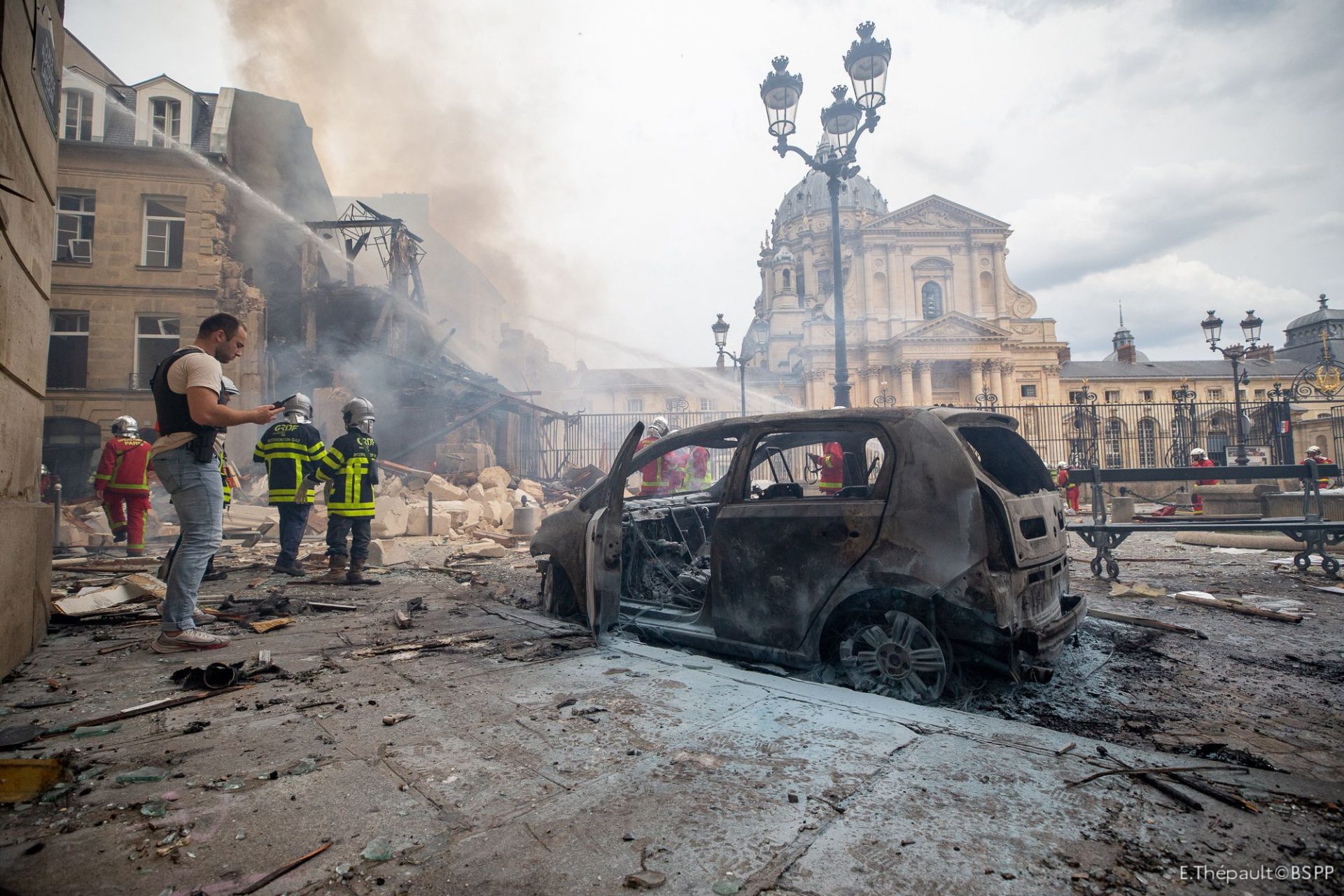 França. Explosão deixa Paris em pânico