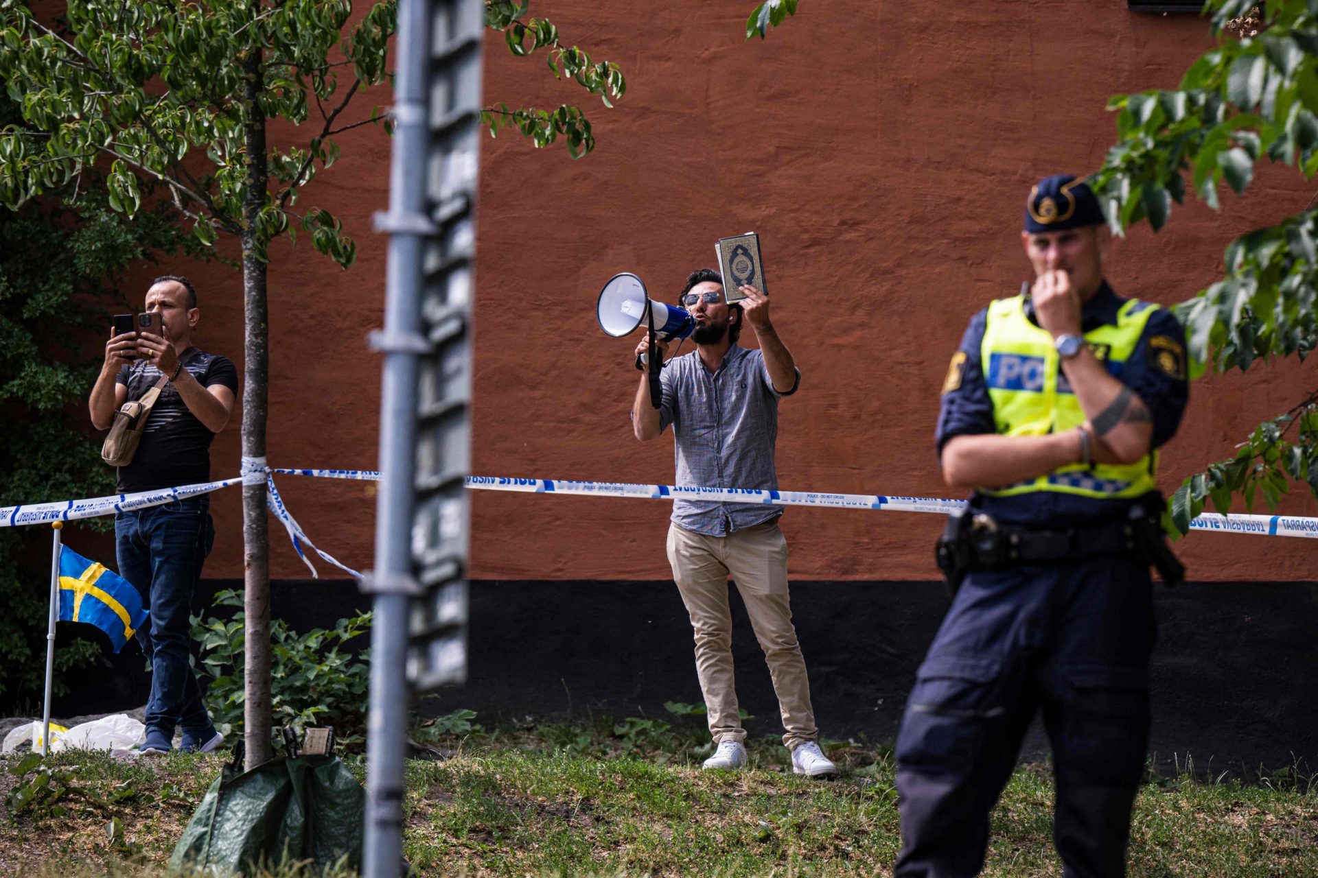 Suécia. Homem queima exemplar do Corão em frente a mesquita em Estocolmo