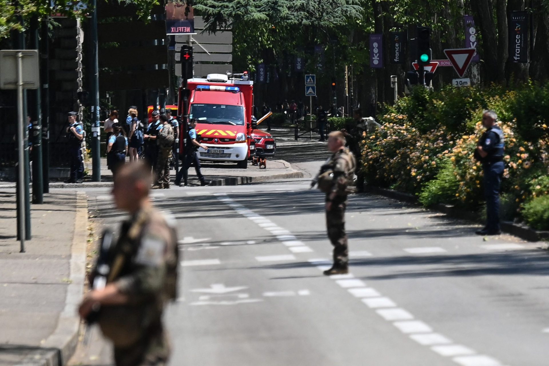 Foi esfaqueado e baleado acidentalmente: Português é uma das vítimas de Annecy