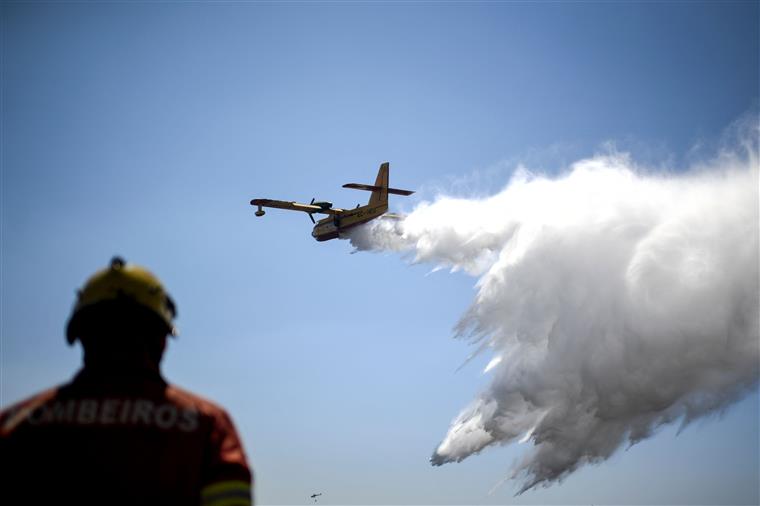 Cadaval. 280 bombeiros e doze meios aéreos combatem incêndio