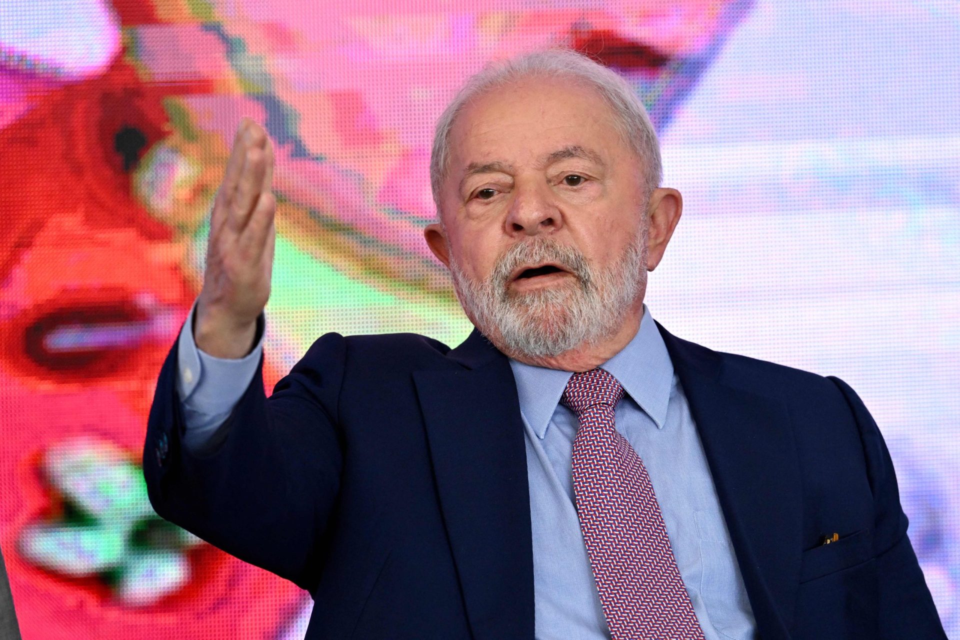Lula acaba com programas escolares “cívico-militares” de Bolsonaro