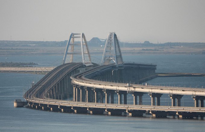 Explosão na ponte da Crimeia faz pelo menos dois mortos