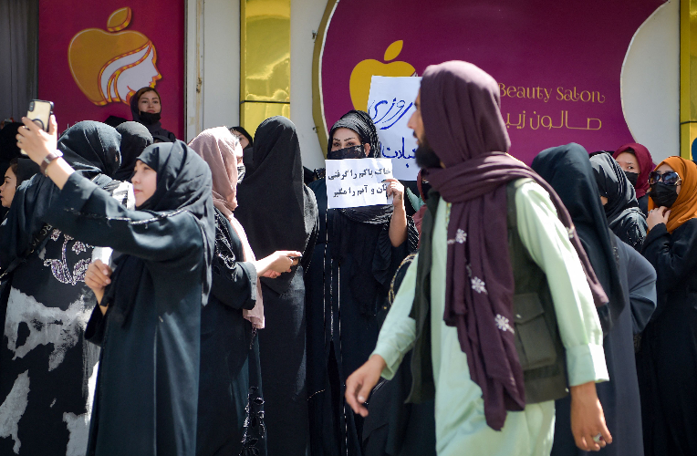 Talibãs acabam com protestos de de mulheres contra fecho de salões de beleza