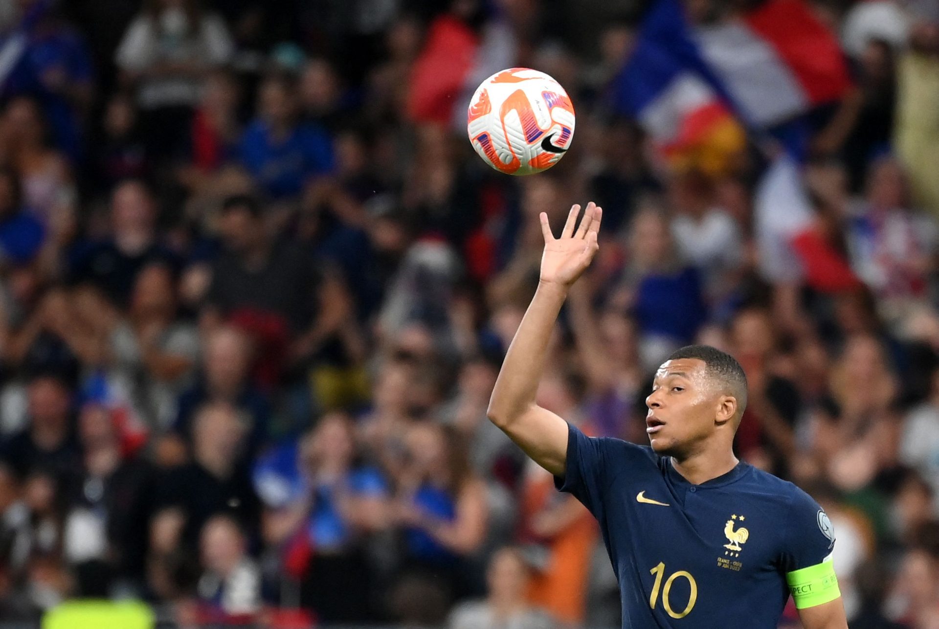 PSG vai oferecer contrato único a Mbappé