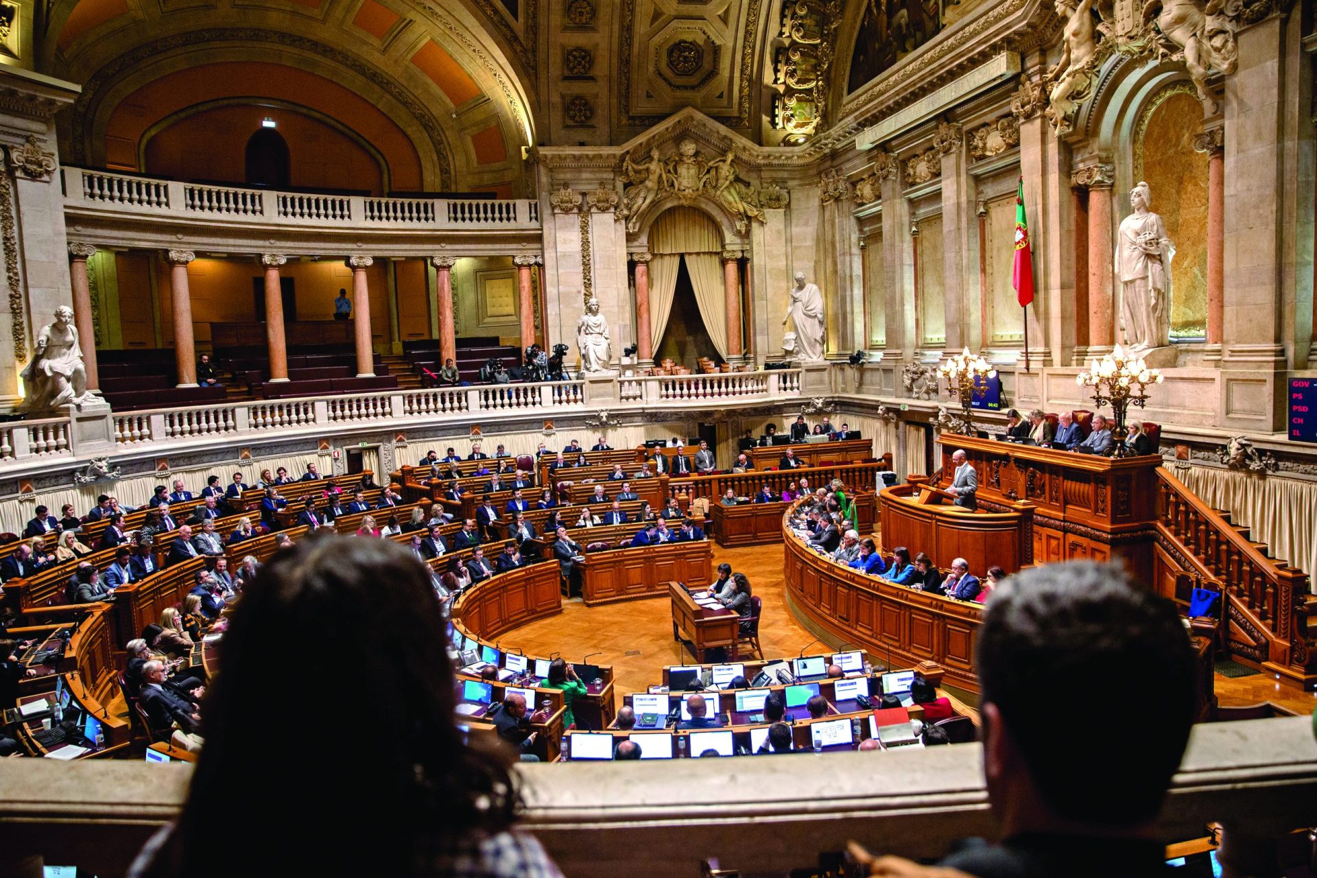 Parlamento só abre portas a 6 de setembro