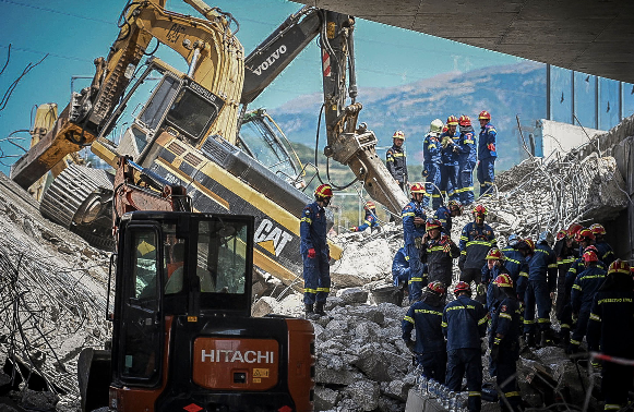 Ponte desaba na Grécia e faz pelo menos um morto