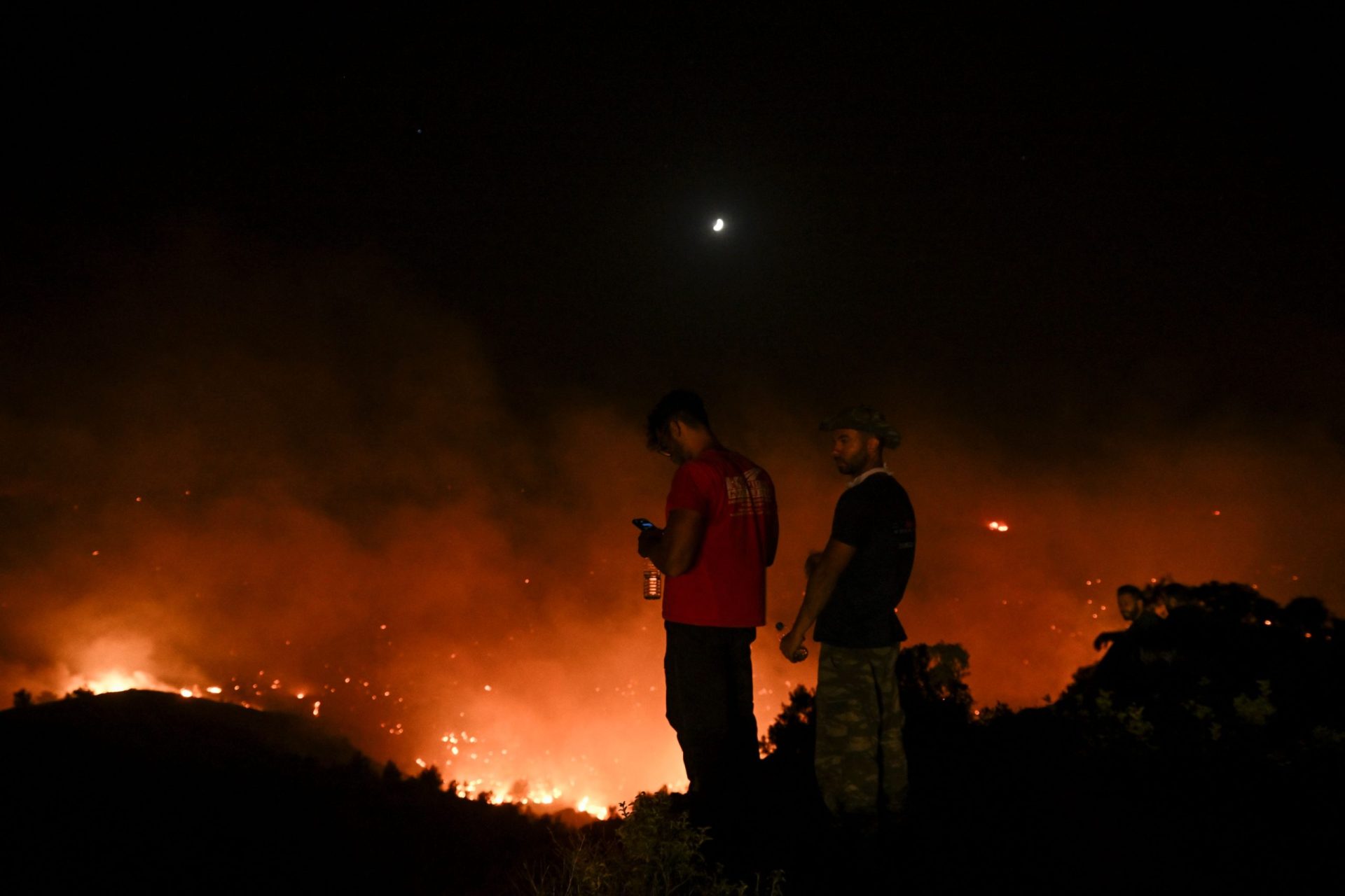 Retirada 2.500 pessoas devido a incêndio na ilha grega de Corfu