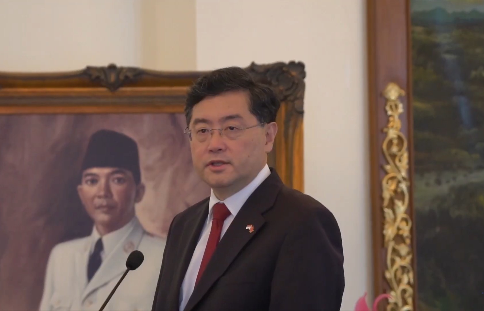 China não comenta afastamento de ministro desaparecido há um mês