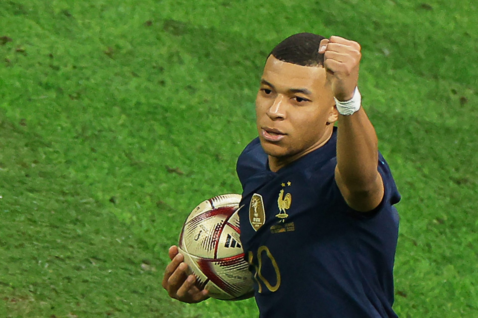 Al Hilal em com 700 milhões para Mbappé