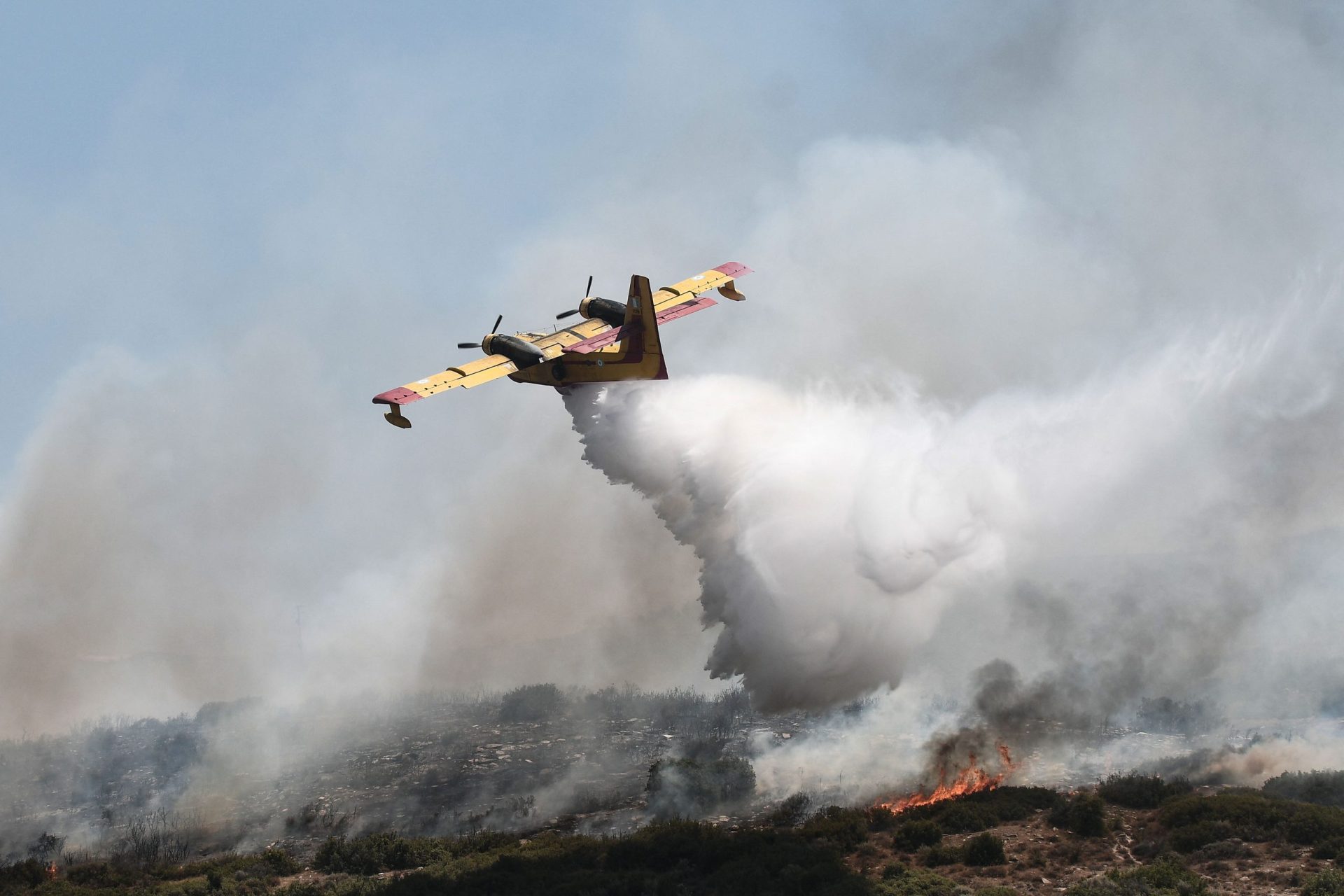 Comissão Europeia admite mobilizar mais recursos para auxiliar combate ao incêndio na Madeira