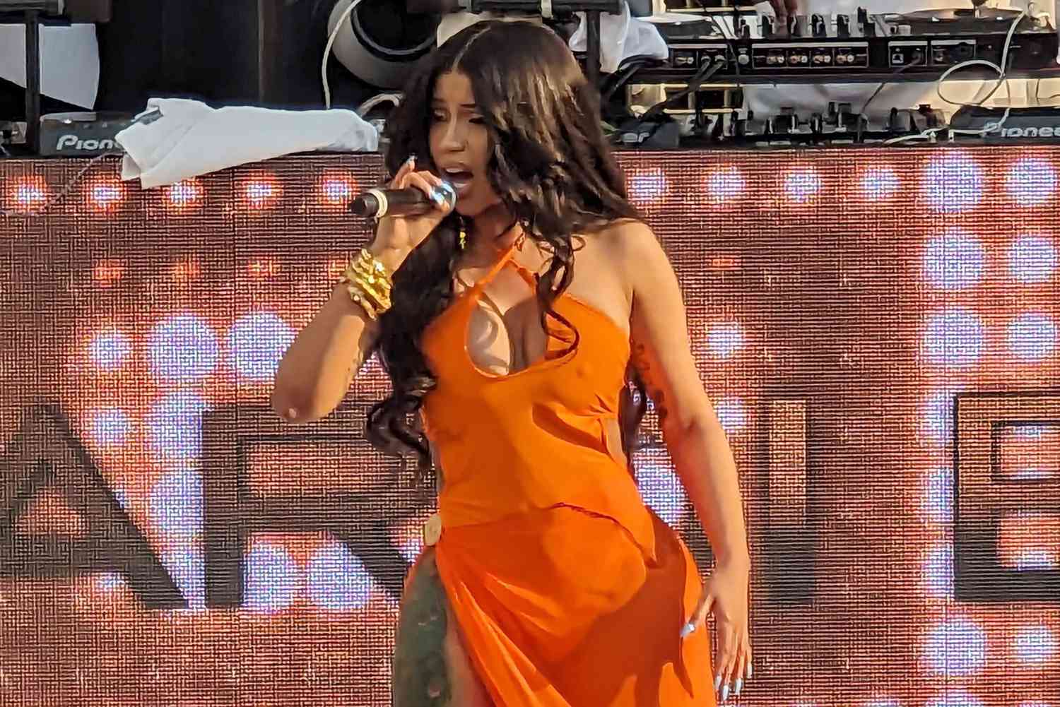 Fã atira bebida à Cardi B e esta atirou-lhe microfone à cabeça