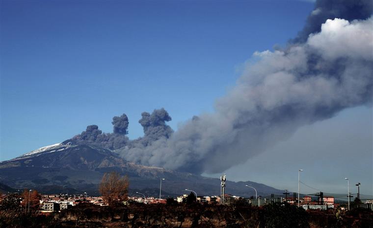 Aeroporto de Catânia suspendeu todos os voos devido a erupção do vulcão Etna