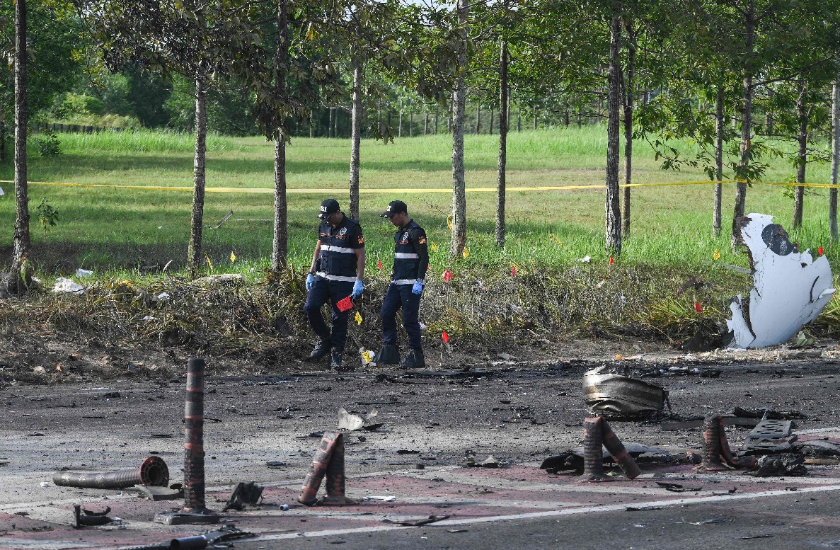 Malásia. Avião cai em estrada e mata pelo menos 10 pessoas