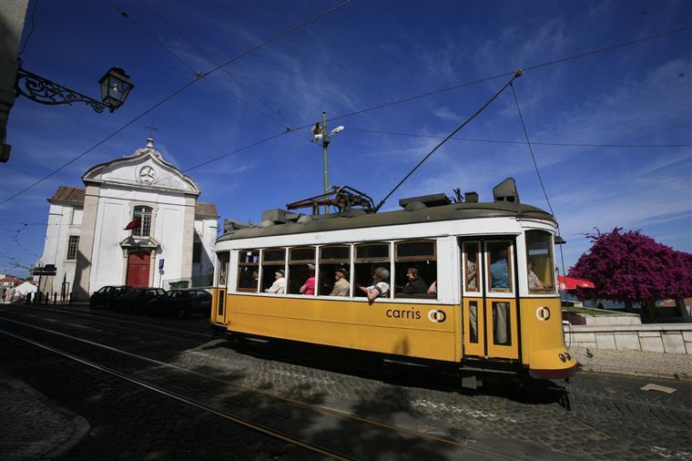 Vários feridos em colisão entre dois elétricos em Lisboa