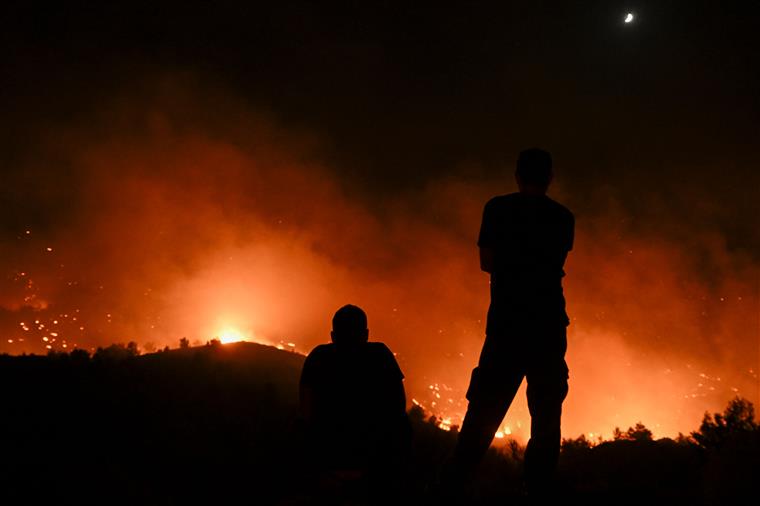 Grécia. Várias aldeias evacuadas devido a incêndios