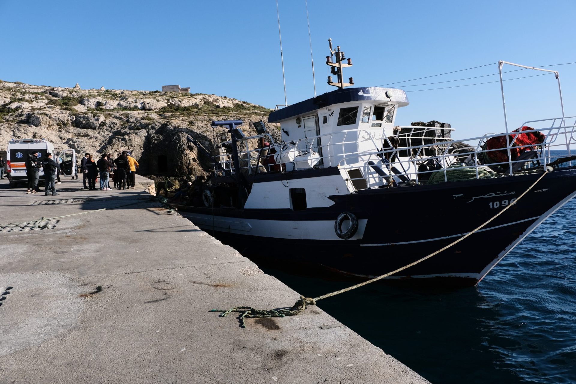 Cerca de 4 mil pessoas enchem centro de acolhimento de Lampedusa